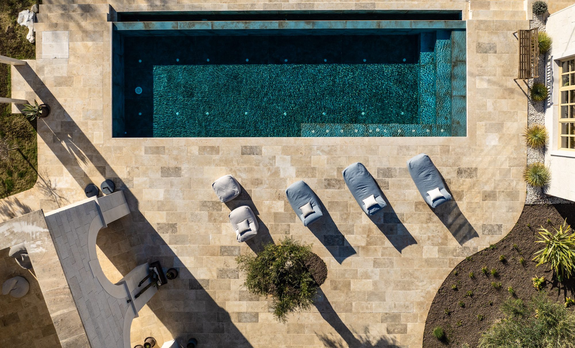 Der salzige Infinity Pool und die Terrasse bei LaMaison