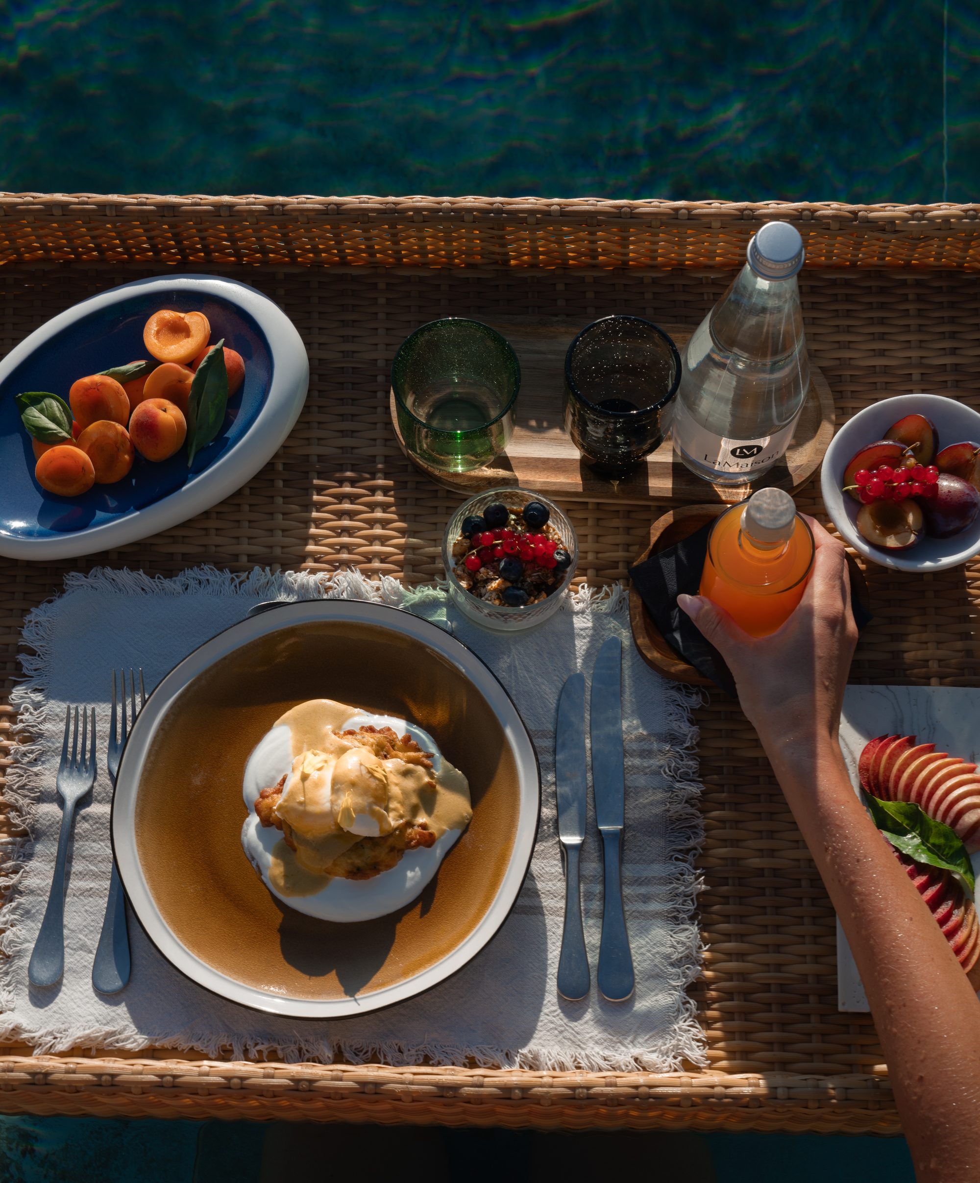Ein Frühstückstablett mit Eiern, Obst und frischem Saft im Morgenlicht bei LaMaison