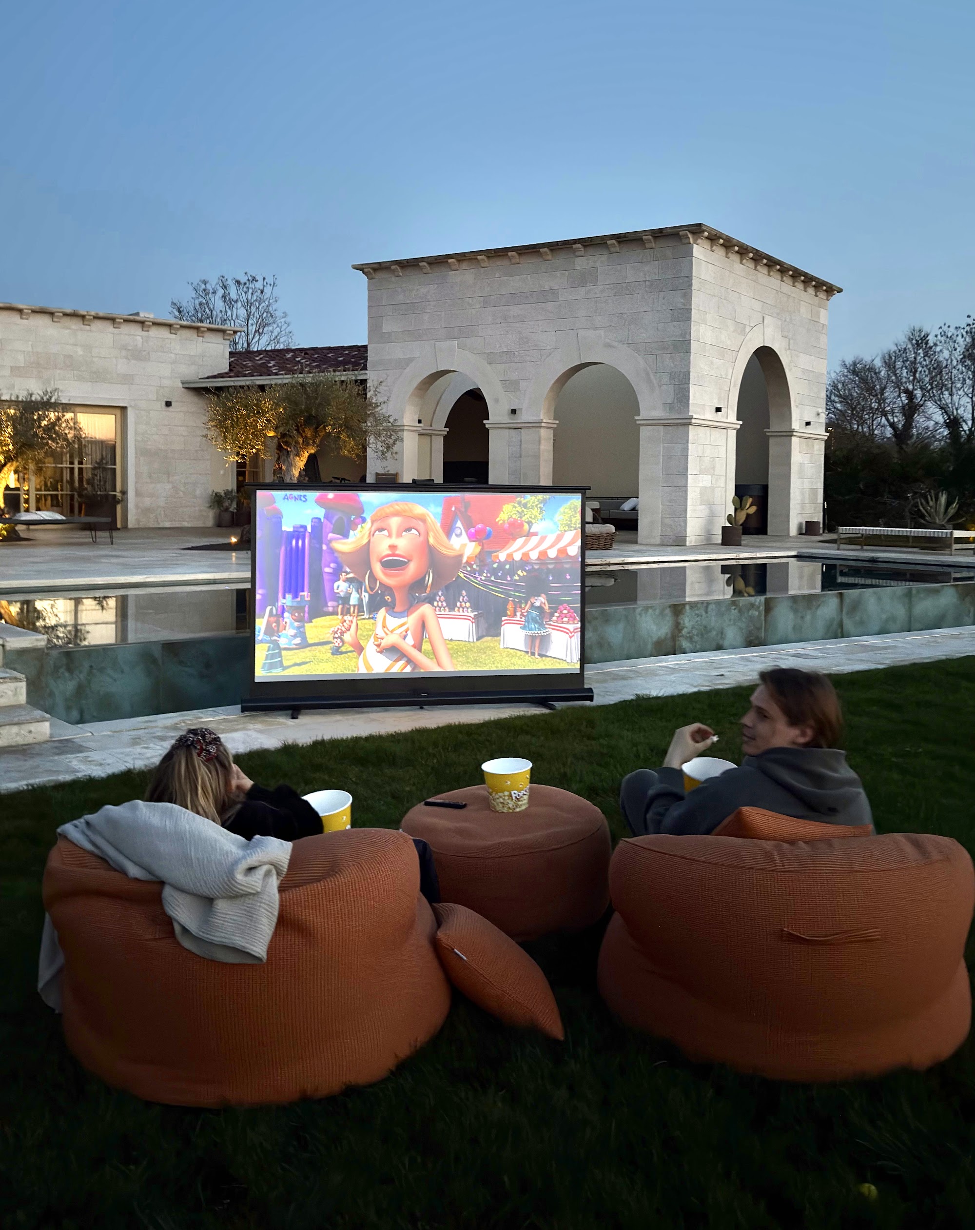 Ein Freiluftkino unter den Sternen am Pool bei LaMaison