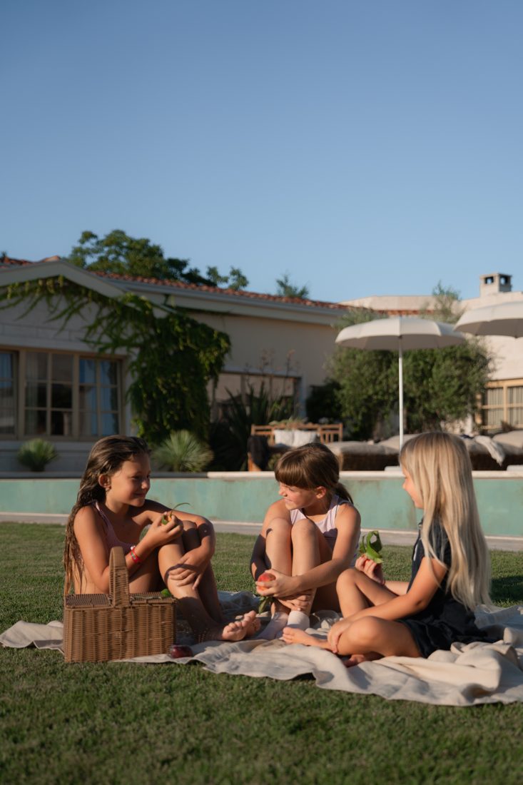 Die Familie am Pool bei LaMaison