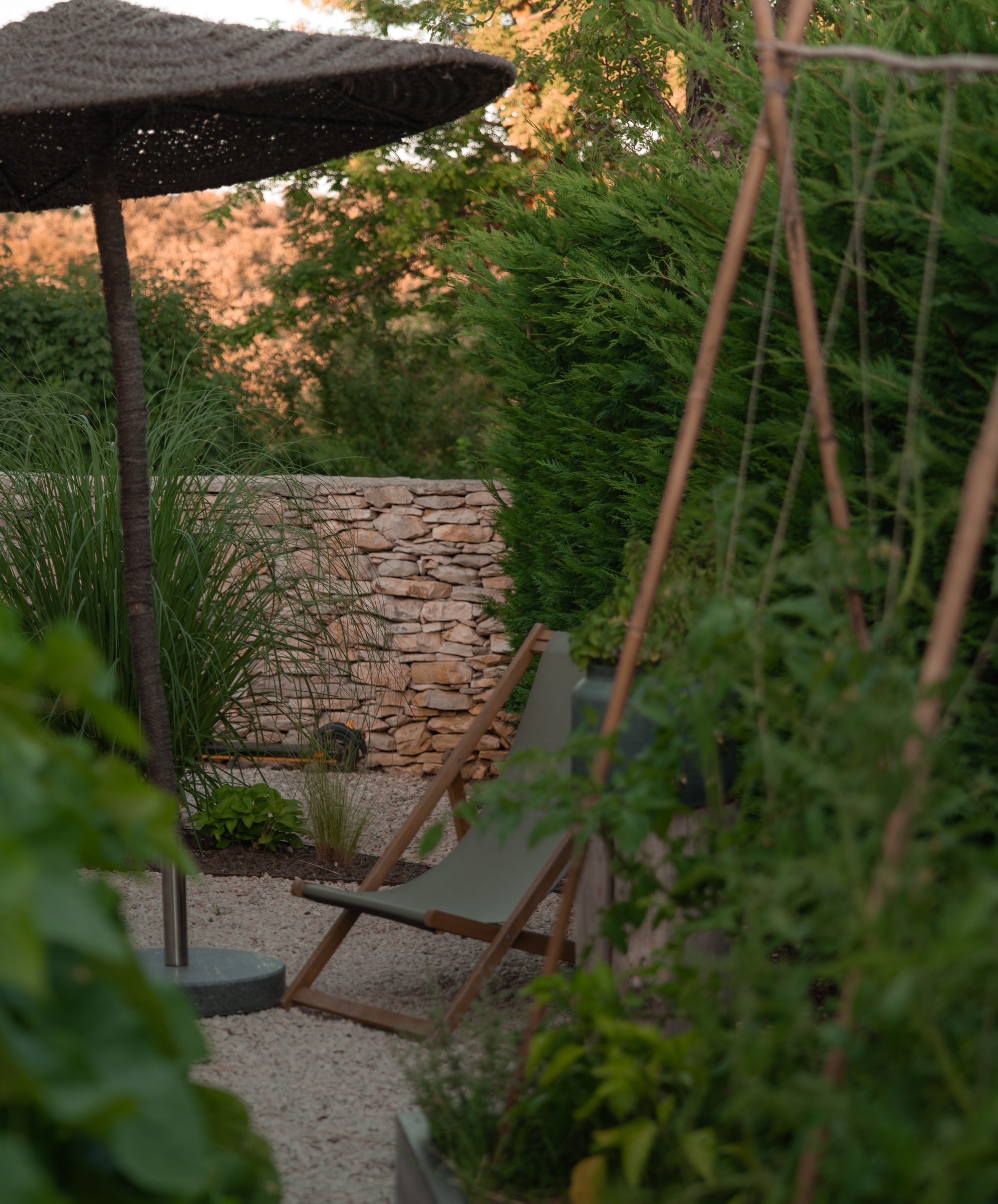 Ein Stuhl im grünen Garten von LaMaison
