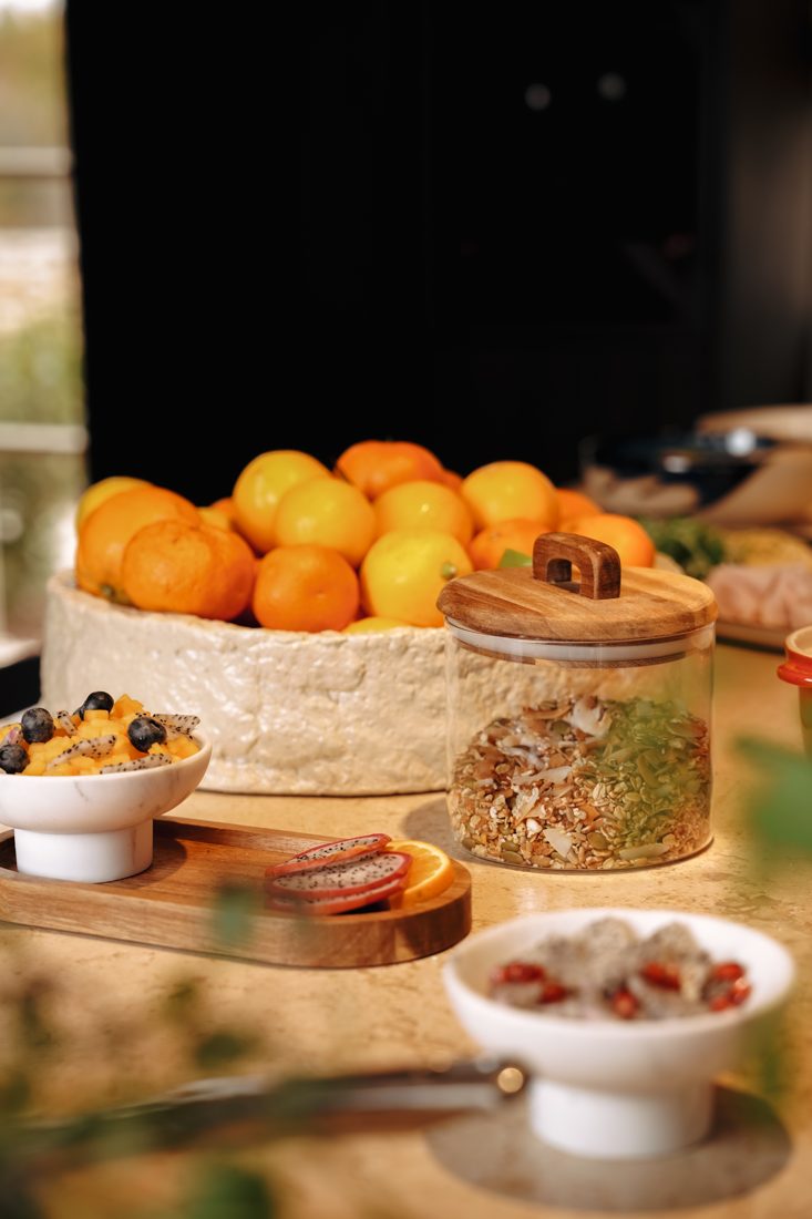 Ein Frühstück mit Zitrusfrüchten, Granola und Obst bei LaMaison