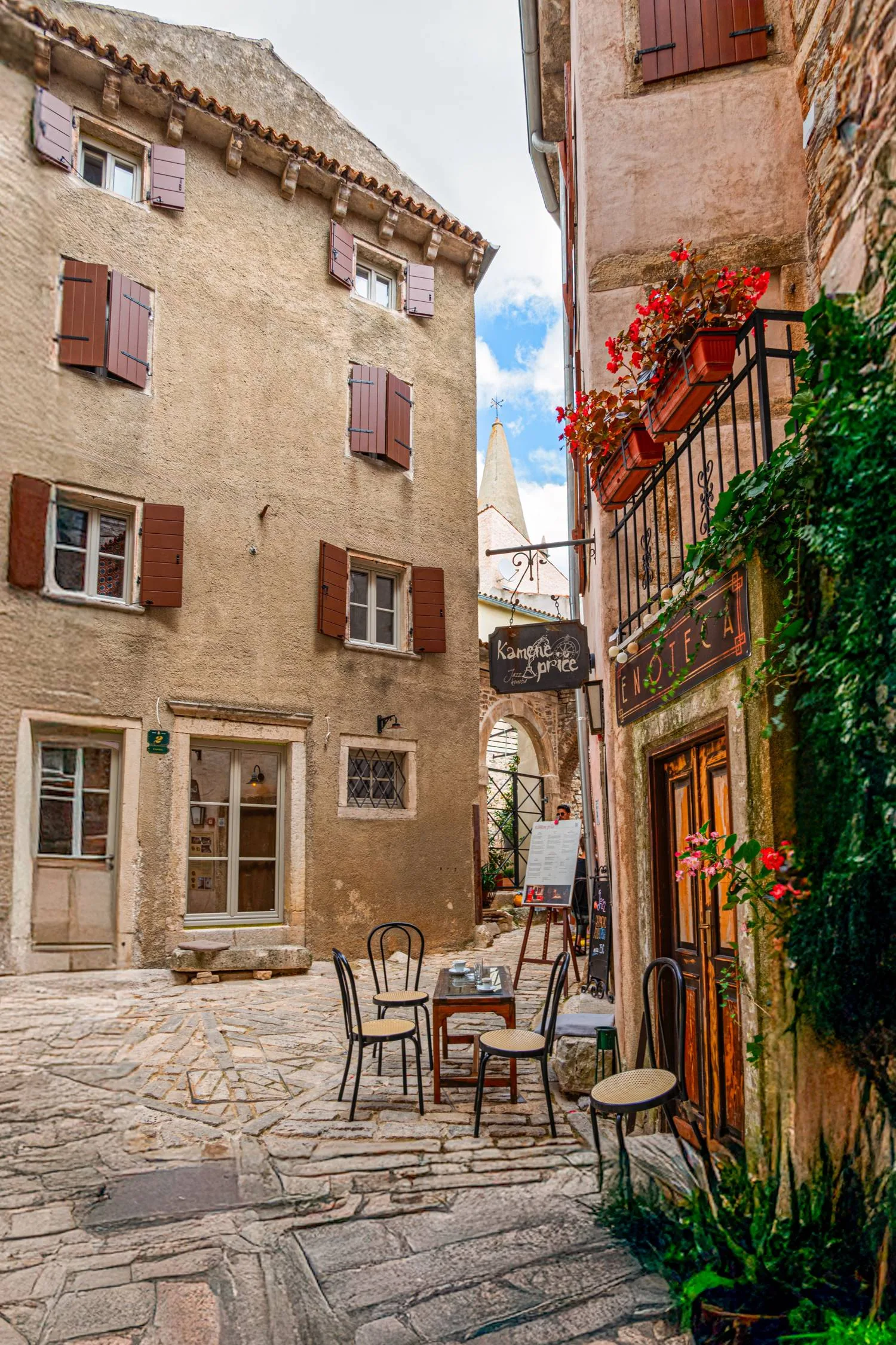 Eine stille Steingasse mit einem Café in einer istrischen Hügelstadt