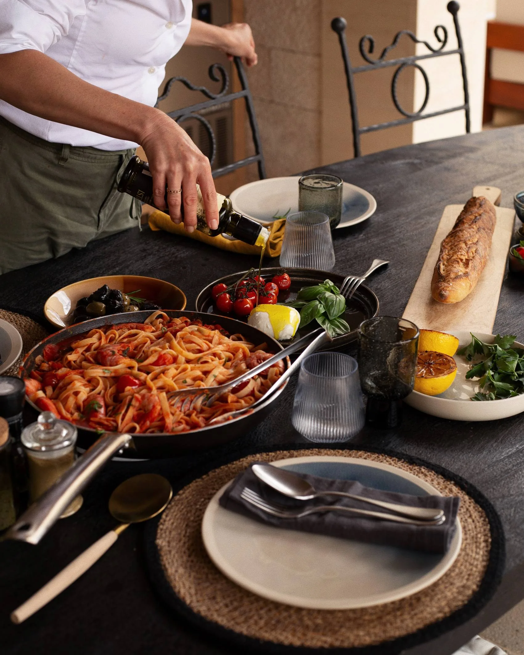 Olivenöl über frische Pasta in der LaMaison Küche gegossen