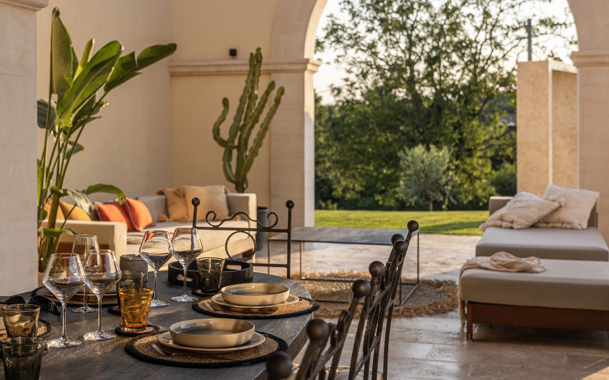 Eine lange Tafel, gedeckt mit Blick in den Garten bei LaMaison